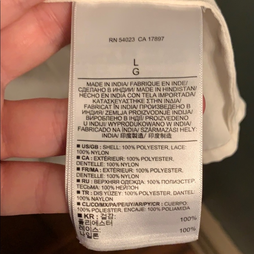 Banana republic white top with black lace detail - Picture 4 of 4